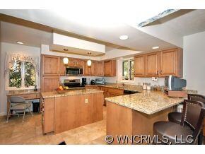 MAPLE CABINETS & GRANITE