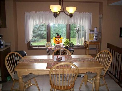 Kitchen. DINETTE AREA LOOKS INTO THE FAMILY RM.