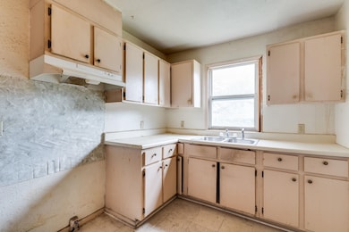 2528 S Twin Oaks St, Wichita, KS 67216 - photo 5