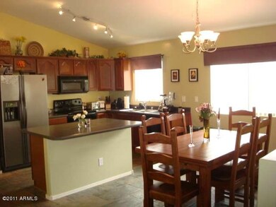 Kitchen island/breakfast bar