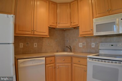 2391 Hunters Square Ct, Reston, VA 20191 - photo 7