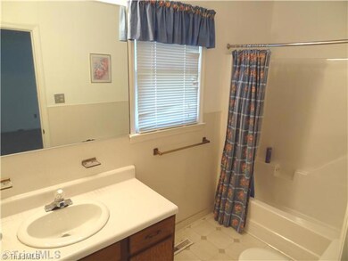 Master Bath/Spa. Large master bath withplenty of natural light  and tub/shower combo