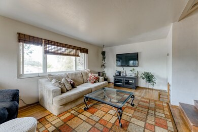 Dual pane windows & oak wood floors