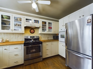 507 W Travis St, Fredericksburg, TX 78624 - photo 6