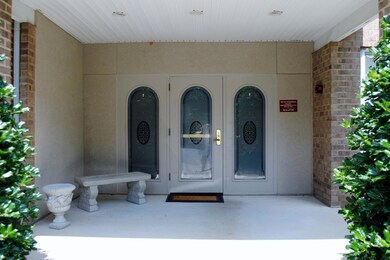 Covered/Level Entrance