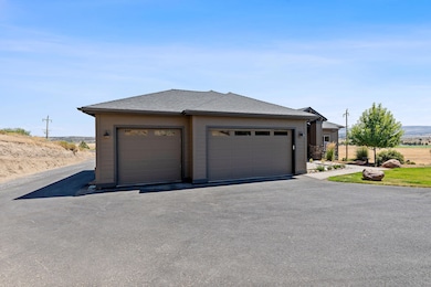 2213 NE Bunchgrass Ct, Madras, OR 97741 - photo 3