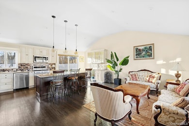 22 Niagara Ln, ComMacK, NY 11725 - photo 6