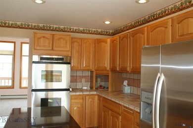 Very bright, efficient, spacious kitchen with gas