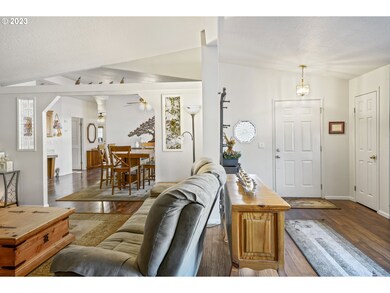 Living Room/Entrance