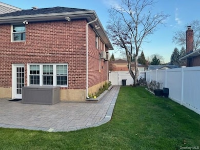 58 Pickwick Dr E, Syosset, NY 11791 - photo 3