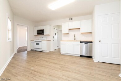 3905 Woodbine Ave unit Up, Cleveland, OH 44113 - photo 3