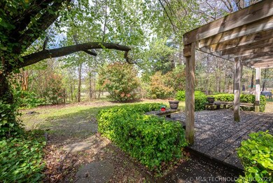 This is the money shot!  Deck, pergola, and no nei
