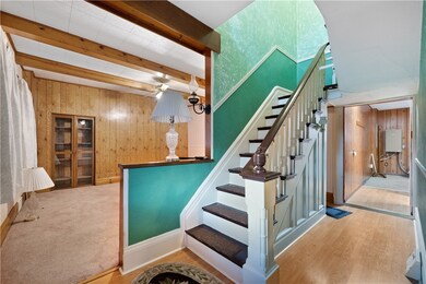 ENTRY W/BEAUTIFUL STAIRCASE~