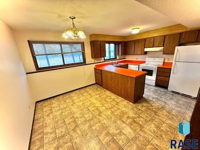 2503 W 3rd St, Sioux Falls, SD 57104 - photo 4