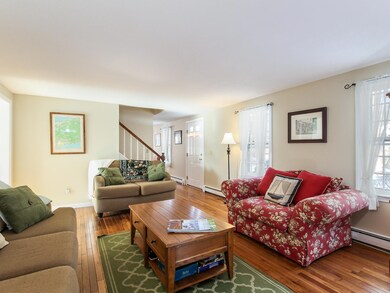 004-Living_Room-5443645-medium4x3