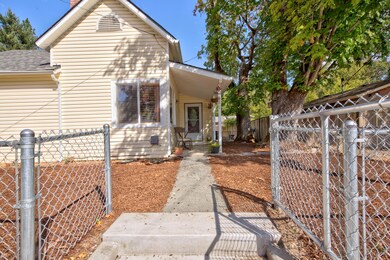 1114 NW B St, Grants Pass, OR 97526 - photo 3