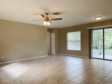 406 Tunison Ln - Living room