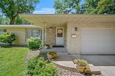 4202 30th St, Des Moines, IA 50310 - photo 2