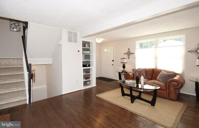 8662 Bent Arrow Ct, Springfield, VA 22153 - photo 2