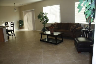 18047 Family Room 3
