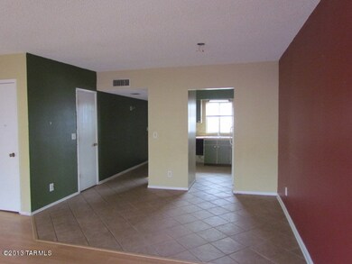 022-166482 dining area