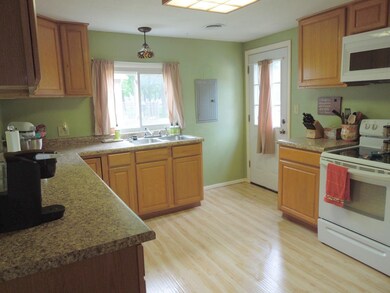 831 Hazel St, Auburn, IN 46706 - photo 7