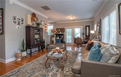 Large Great Rm With Hardwoods And Crown Molding.