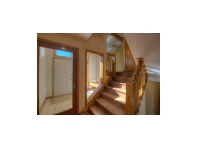Vestibule with bench on entry