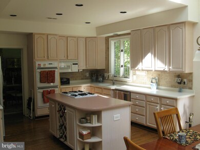 8937 Falls Farm Dr, Potomac, MD 20854 - photo 6