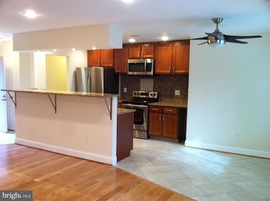 11303 Gatesborough Ln, Reston, VA 20191 - photo 4