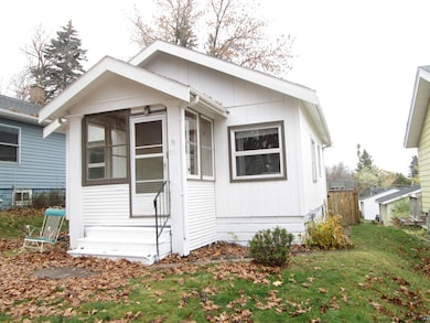 Bungalow with a front yard