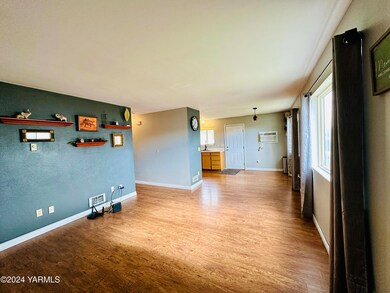 Living Room/Dining Area