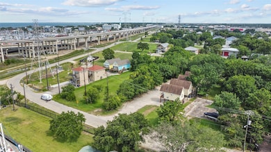 120 Grove Rd unit 4, Kemah, TX 77565 - photo 3