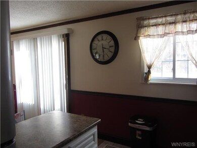 Kitchen. HANDY PENINSULA COUNTER BETWEEN KITCHEN A