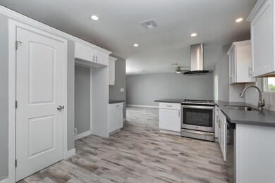 261_W_22nd_Ave_05