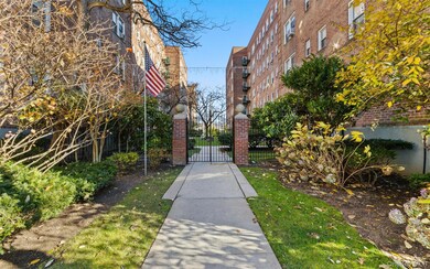 Cathedral Gardens unit 6c, Hempstead, NY 11550 - photo 2