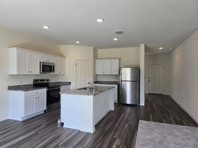 Kitchen with appliances with stainless steel fini