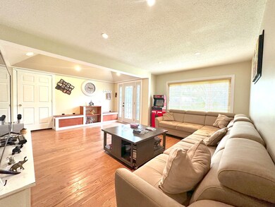 938 Berkley St, Carpentersville, IL 60110 - photo 4