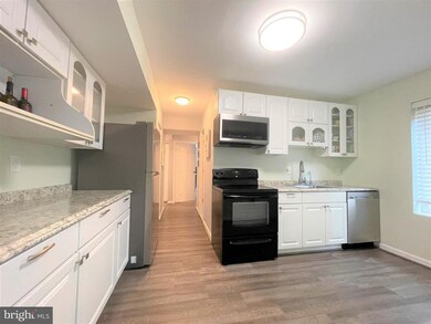 9715 Kings Crown Ct unit 201, Fairfax, VA 22031 - photo 5