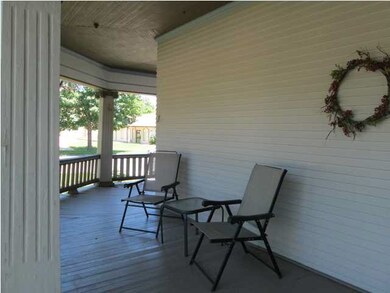 Huge wrap around porch w Iconic fluted pillars, bo