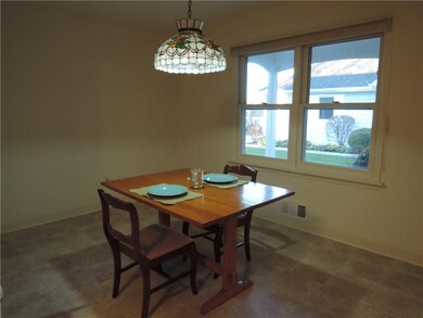 Kitchen eat-in area