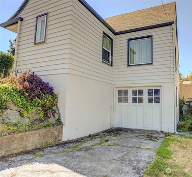 1 car garage that leads into the basement.
