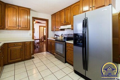 924 SW Plass Ave, Topeka, KS 66606 - photo 2