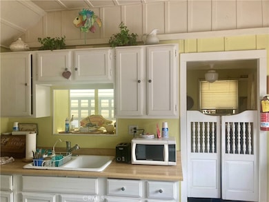 320 Metropole Ave unit C, Avalon, CA 90704 - photo 3