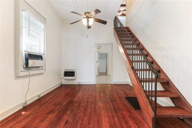 816 dining/living room