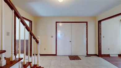 Front Entrance - 14' x 13'
