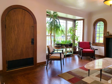 Sitting room with arched walkways and baseboards