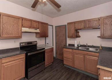 1828 W 6th St, Davenport, IA 52802 - photo 6