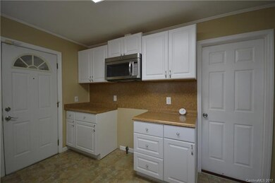 Kitchen has both Gas and Electric for Stove