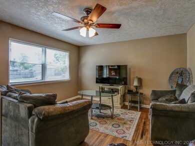 326 N Carlsbad St, Owasso, OK 74055 - photo 4